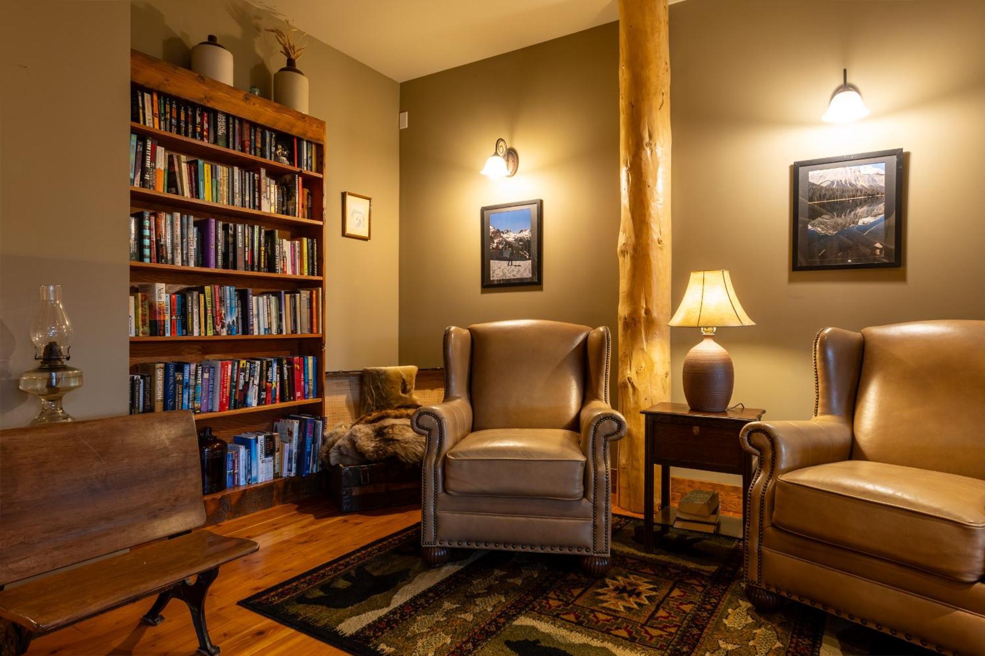 Vagabond Lodge At Kicking Horse Golden Exterior photo